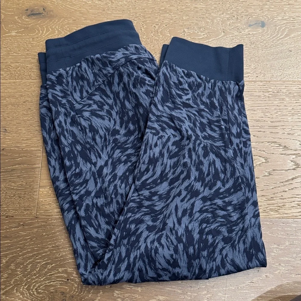 Athleta Trekkie North Printed Crop Jogger Size 4 blue Athleisure Pants - Picture 5 of 9